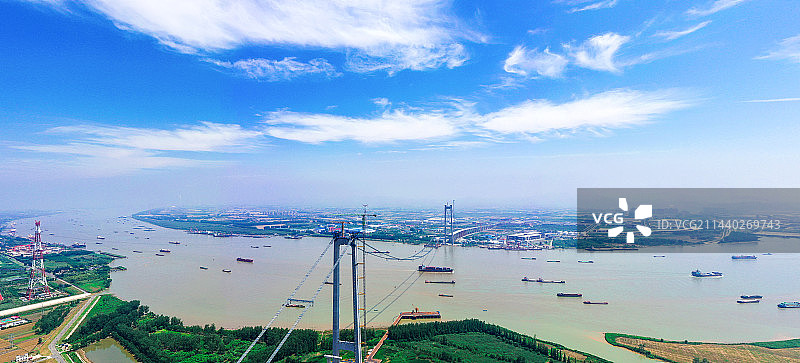 大江奔流，航拍长江仪征段 在建中的龙潭长江大桥图片素材