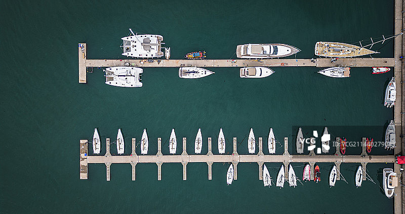 停泊在港口的船只的鸟瞰图图片素材