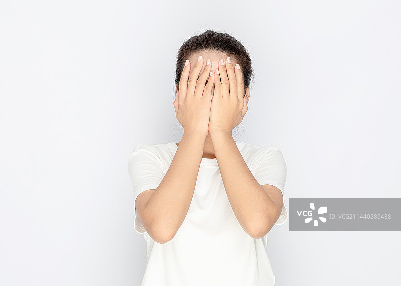 一名情绪崩溃的中国年轻女人图片素材