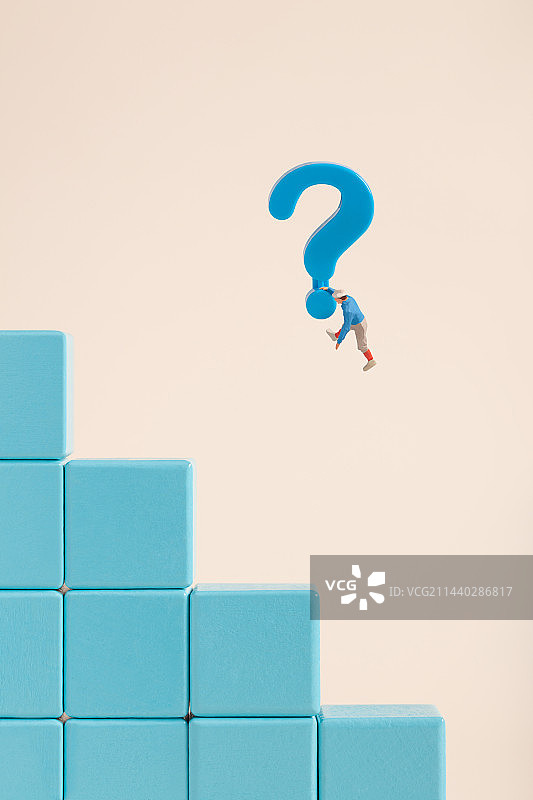 微缩创意漂浮的蓝色问号与几何方块图片素材