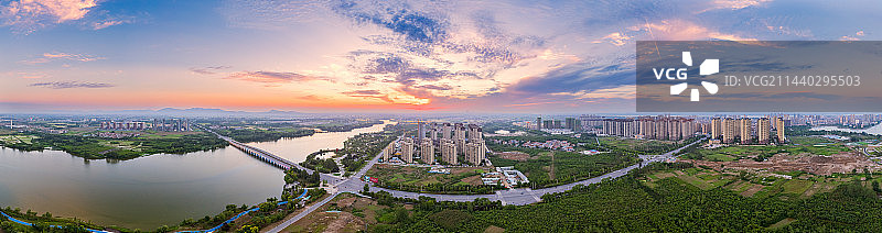 航拍湖北襄阳一处城市建筑与湖泊图片素材