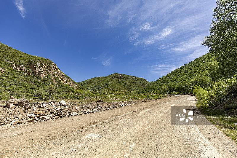 内蒙古阴山山脉大青山中的防火路图片素材