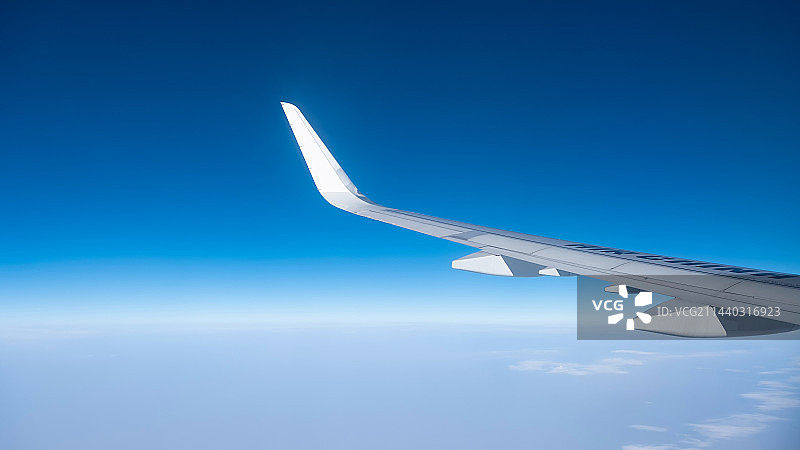 凤凰航空飞机在蓝天大气层云层中的机翼图片素材