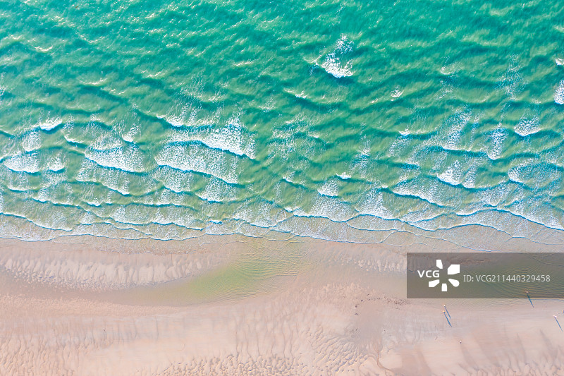 航拍俯视角的海水与沙滩图片素材