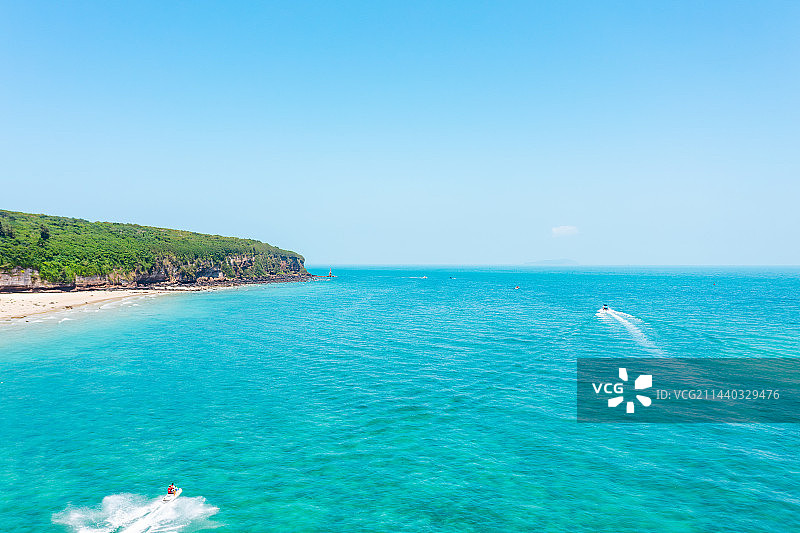 蓝天白云下清澈的海水与沙滩图片素材