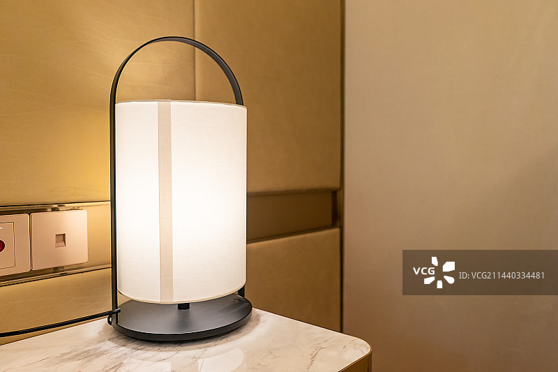 中国房地产城市健康生活拍摄主题，住宅内部环境，卧室里的书桌、书柜和办公用品，室内无人图像摄影图片素材