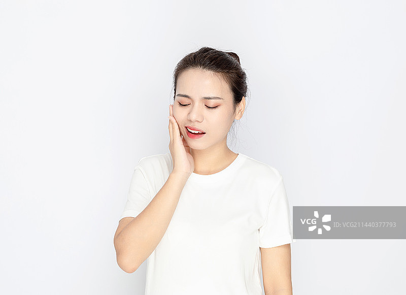 一名牙齿疼痛的中国年轻女人图片素材