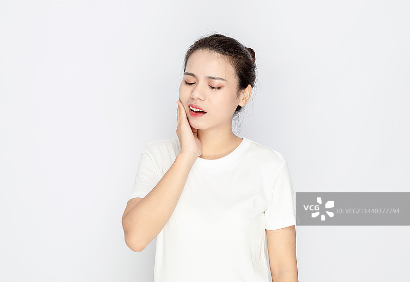 一名牙齿疼痛的中国年轻女人图片素材