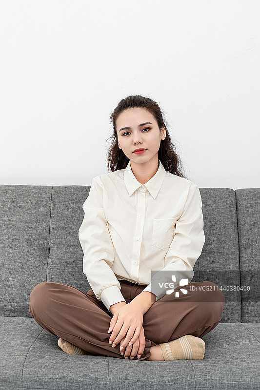 身穿职业装的美女在家休息图片素材