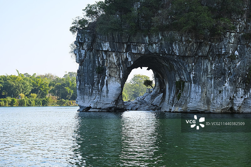 广西壮族自治区桂林市象鼻山公园晴天美丽风景图片素材