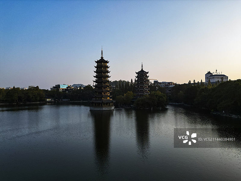 广西壮族自治区桂林市日月双塔文化公园航拍视角夕阳绚丽风景图片素材