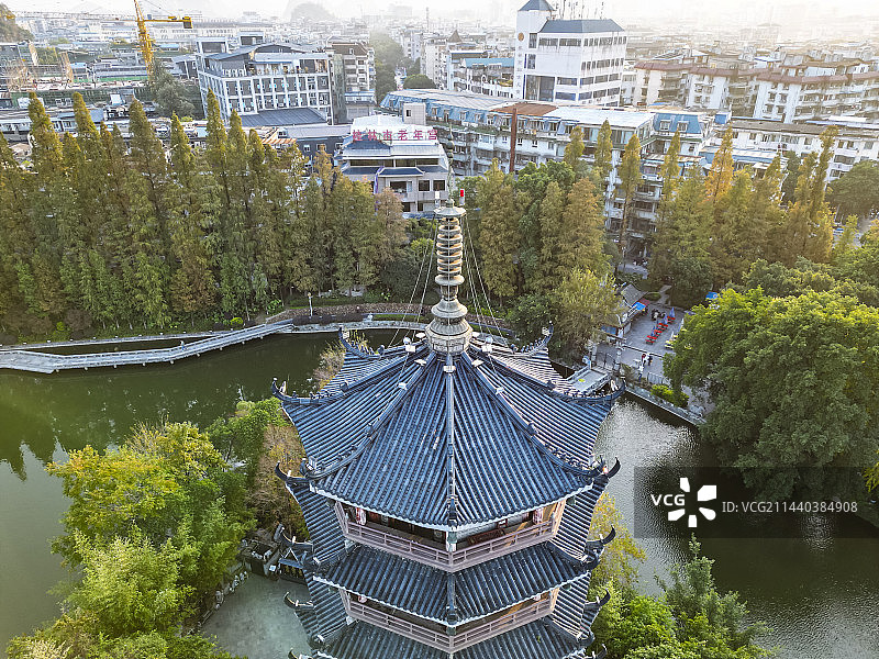 广西壮族自治区桂林市日月双塔文化公园航拍视角夕阳绚丽风景图片素材