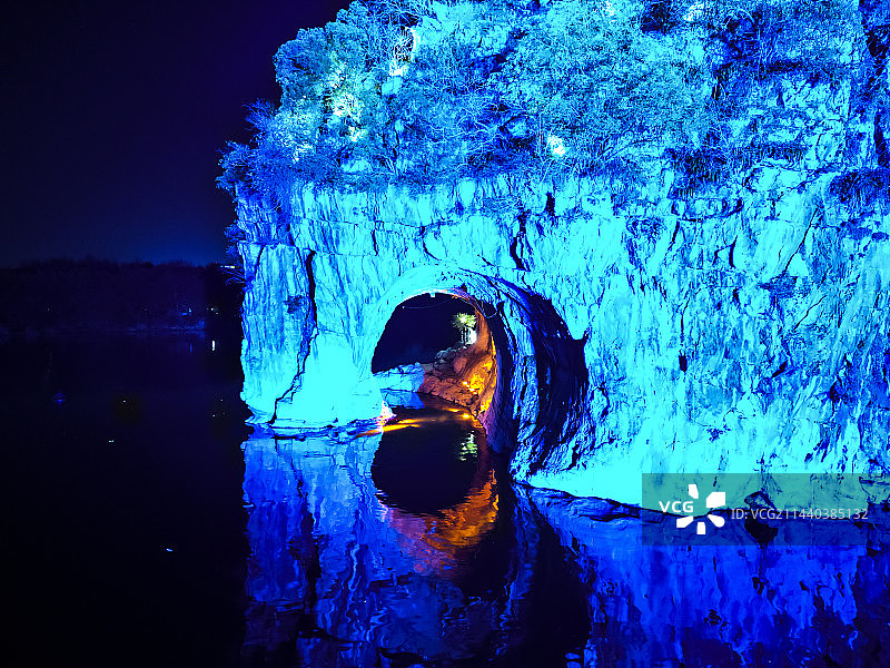 广西壮族自治区桂林市象鼻山公园航拍视角夜景美丽风景图片素材
