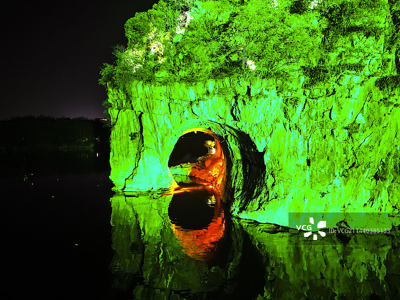广西壮族自治区桂林市象鼻山公园航拍视角夜景美丽风景图片素材