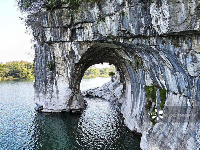 广西壮族自治区桂林市象鼻山公园航拍视角晴天美丽风景图片素材