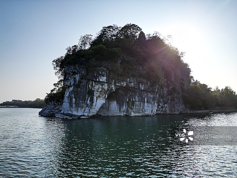 广西壮族自治区桂林市象鼻山公园航拍视角晴天美丽风景图片素材