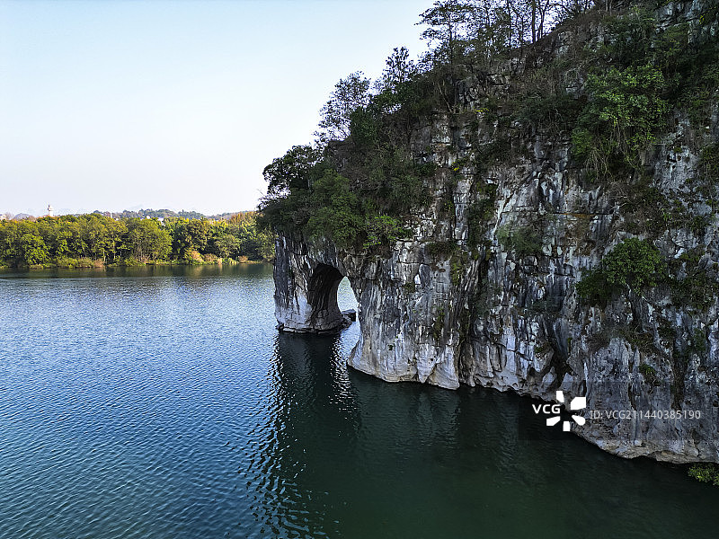 广西壮族自治区桂林市象鼻山公园航拍视角晴天美丽风景图片素材
