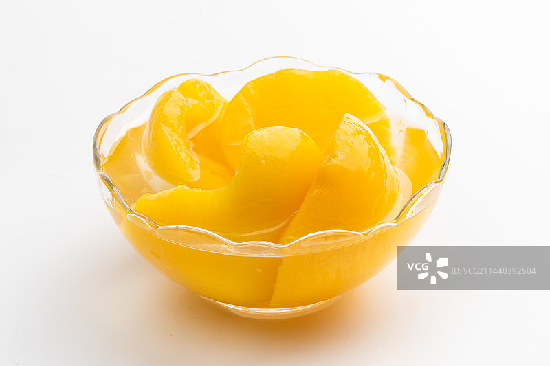 盛放在玻璃碗里的黄桃罐头图片素材