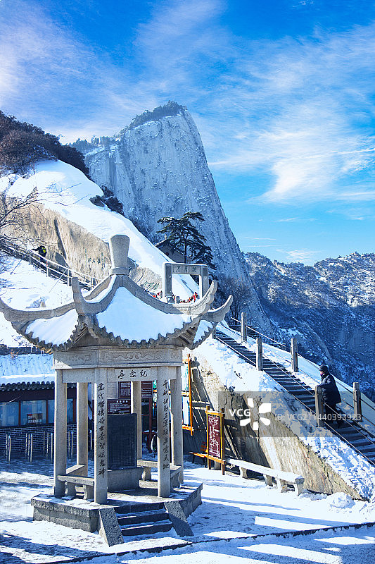 华山擦耳崖边的中国人民解放军智取华山纪念亭图片素材