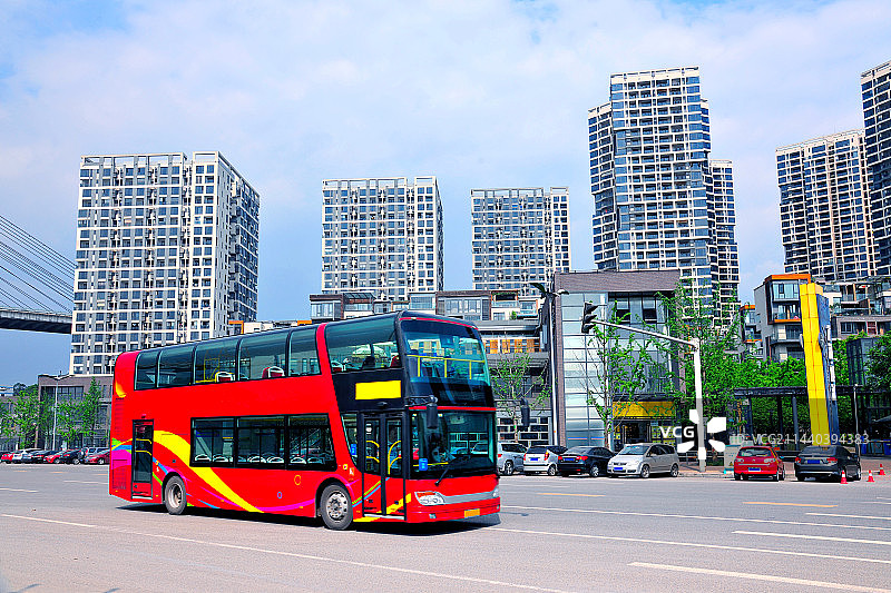 重庆南岸南滨路上的双层观光巴士车图片素材