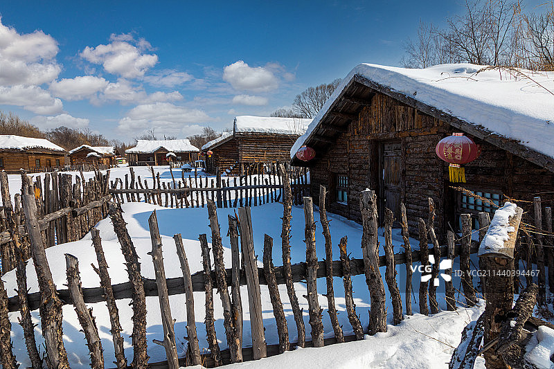 赫哲族传统民居木刻楞雪景图片素材