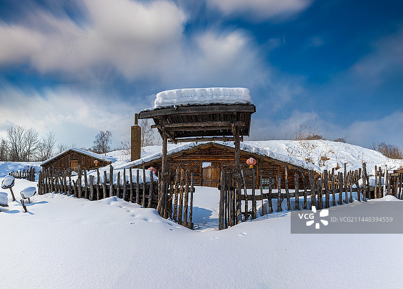 赫哲族传统民居木刻楞雪景图片素材