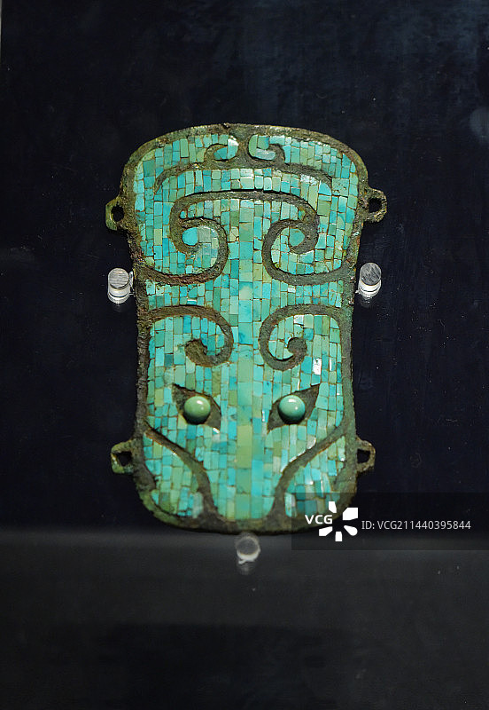 嵌绿松石兽面铜牌饰图片素材