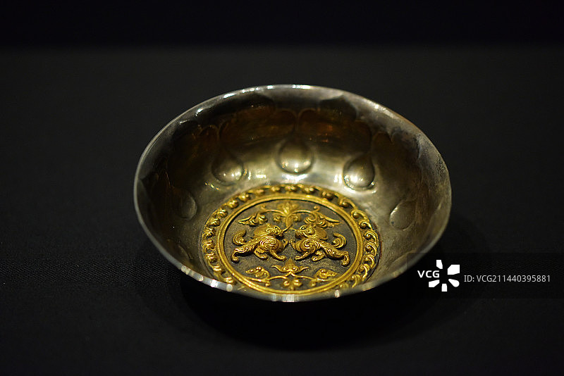 鎏金双狮纹银碗图片素材