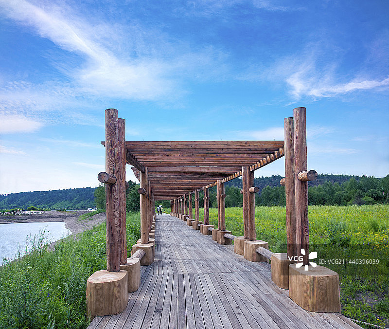 黑龙江省大兴安岭漠河北极村北极沙洲江畔圆木长廊图片素材