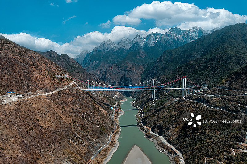 云南省迪庆雪山下金沙江上桥梁建设图片素材