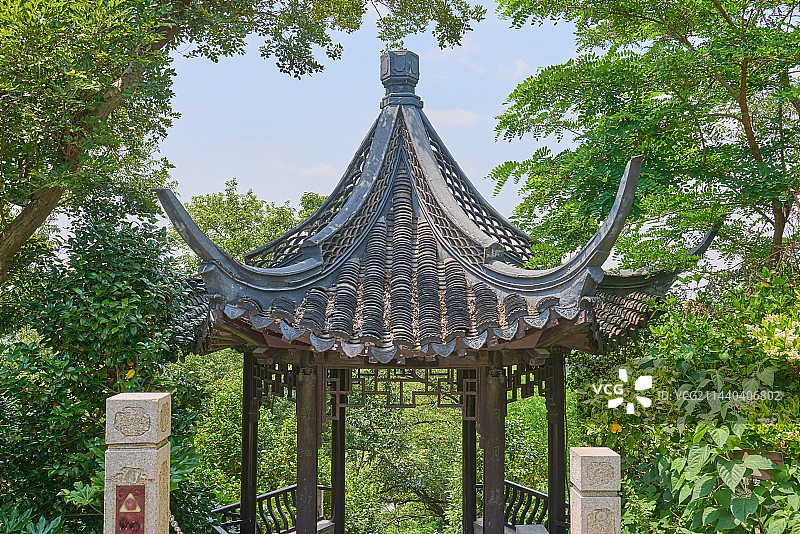 山上无人的凉亭的顶部图片素材