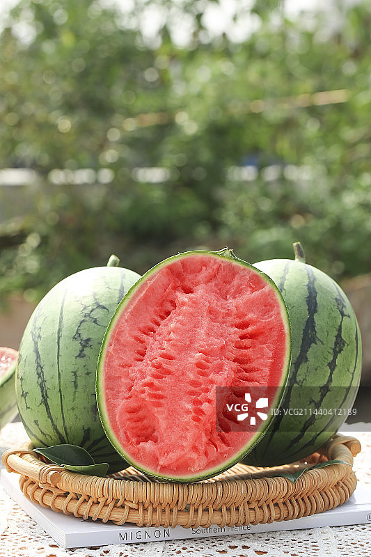 手里拿着手撕西瓜图片素材