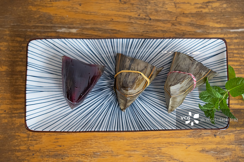 蓝色条纹盘子上的水晶粽子和薄荷图片素材