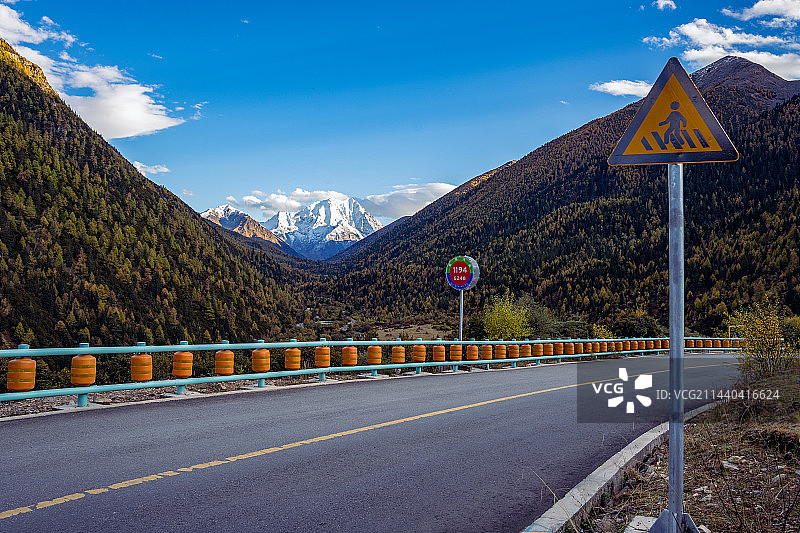 318国道上的雅拉雪山图片素材