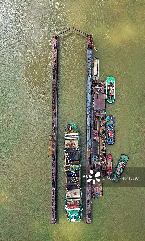 航拍珠江上正在进坞修理的货轮图片素材