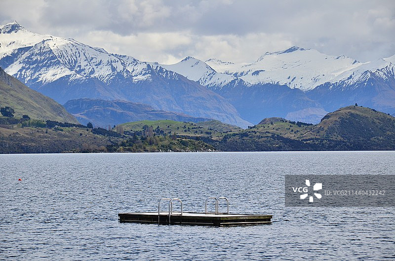 雪山下的湖边跳水台图片素材