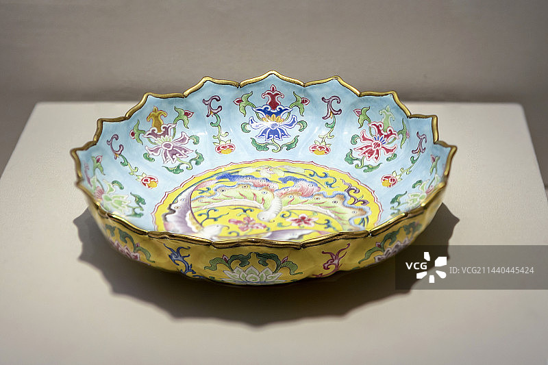 国博-和合共生展-铜胎画珐琅双蝶纹莲瓣式盘-清康熙-故宫馆藏图片素材