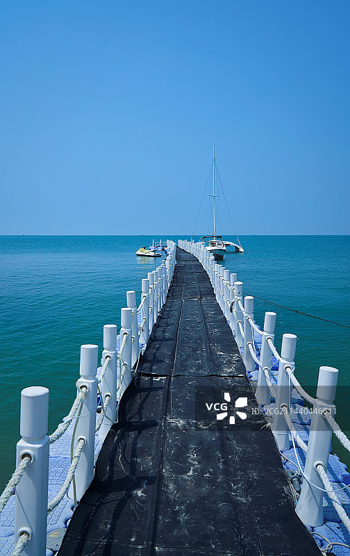 广东茂名放鸡岛游艇浮桥图片素材