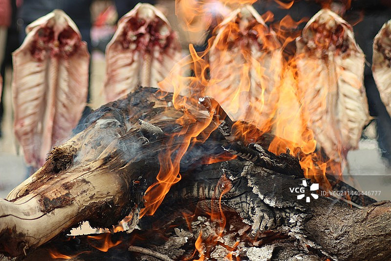 新疆尉犁：罗布人沙漠烤鱼图片素材