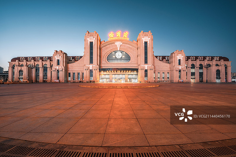 中国黑龙江哈尔滨火车站夜景图片素材
