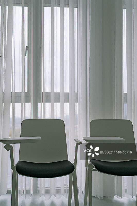 写字楼办公室环境桌椅、盆景和笔记本电脑图片素材