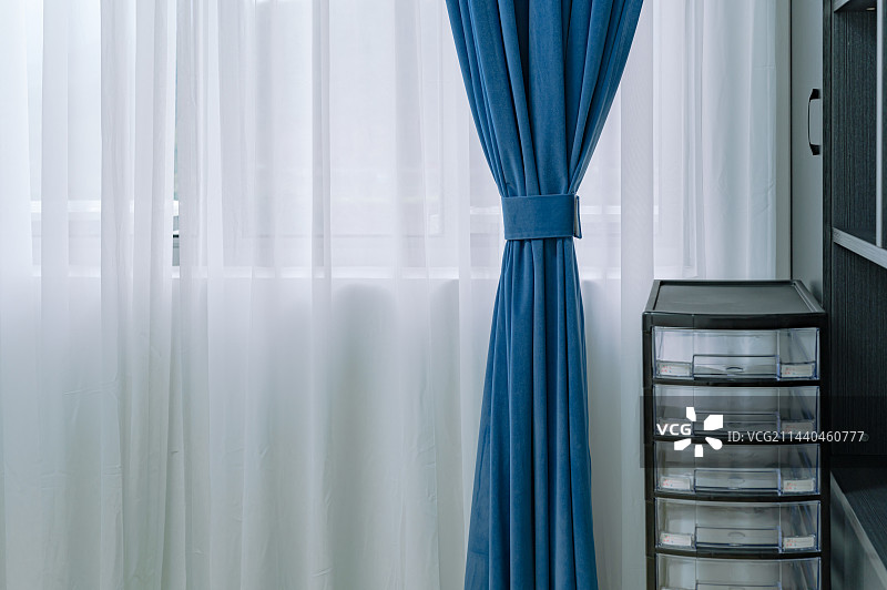 写字楼办公室环境桌椅、盆景和笔记本电脑图片素材