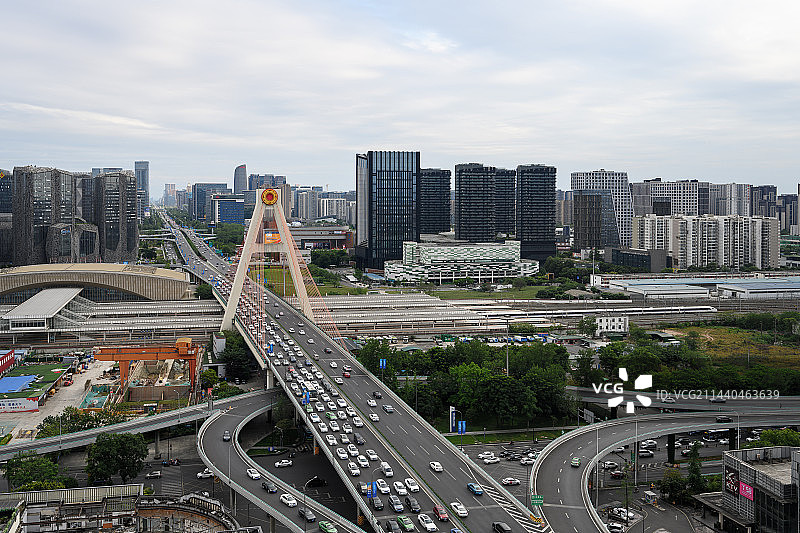 成都人南立交太阳神鸟标志和火车南站图片素材