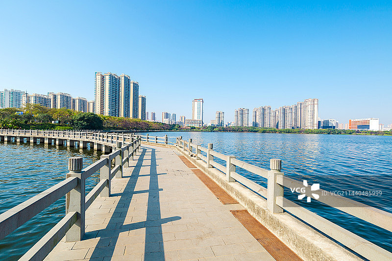 湛江市滨湖公园碧道，半月桥图片素材
