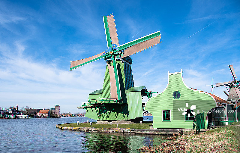 蓝天下的风车图片素材