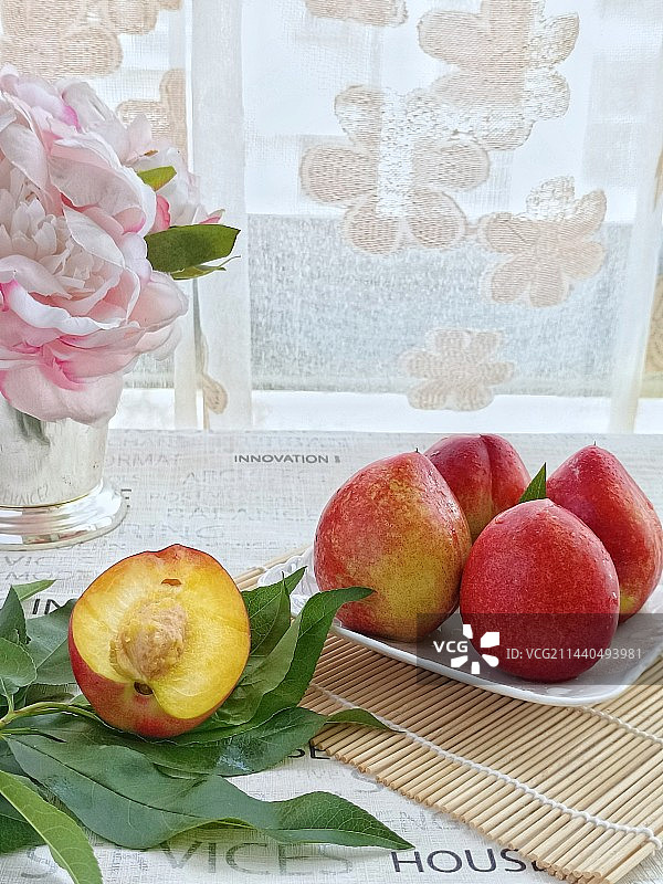 桌上油桃高角度视图图片素材