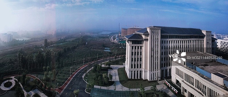 晨曦中的校园图片素材