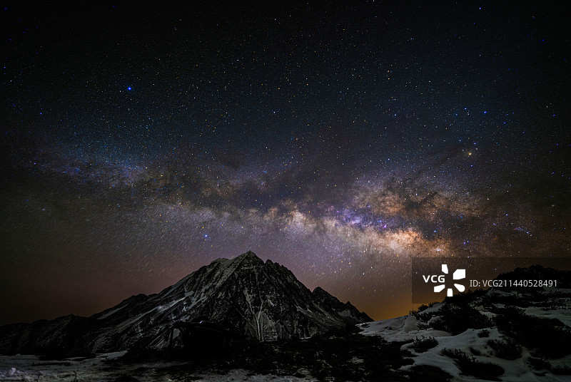 银河下的亚拉雪山图片素材