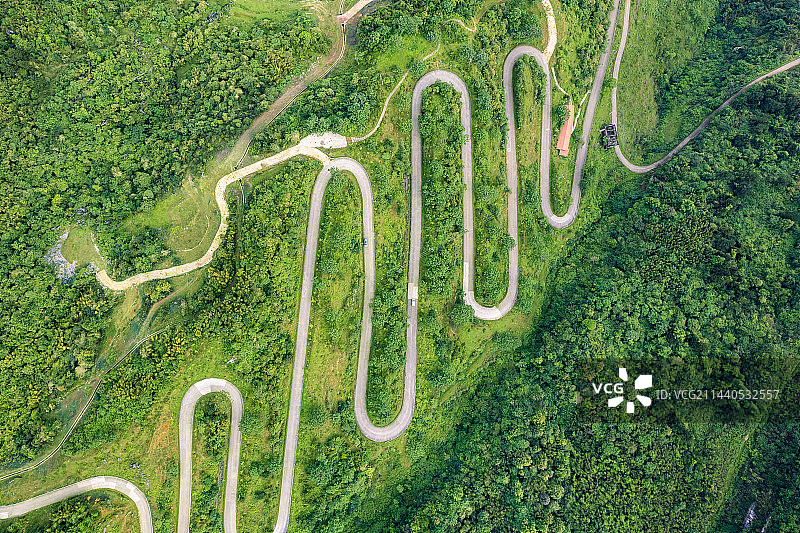 四川广安市华蓥山旅游风景区里的盘山公路图片素材