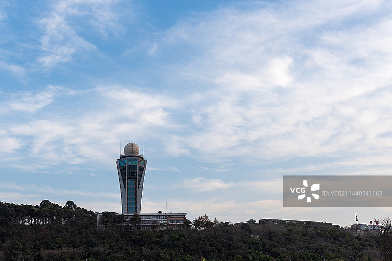 蓝天白云下的四川绵阳气象局雷达图片素材